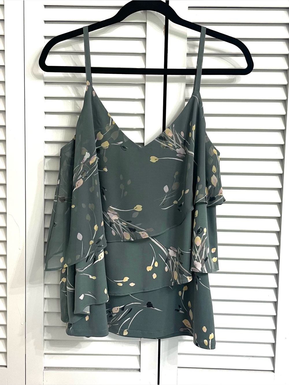 White House Black Market Green Floral Tiered Ruffle Cami Tank Top Blouse Sz S